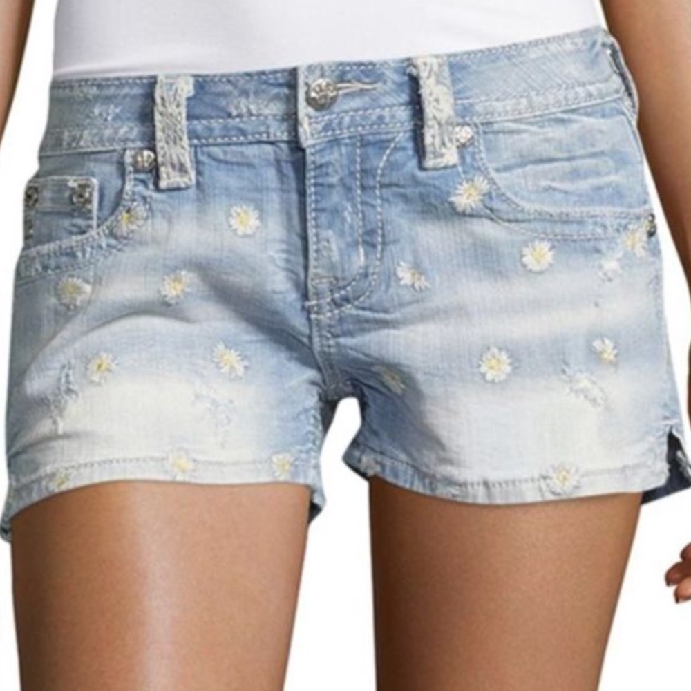 Miss Me 28 🌻 Daisy Lace Detail Light Wash 🌻